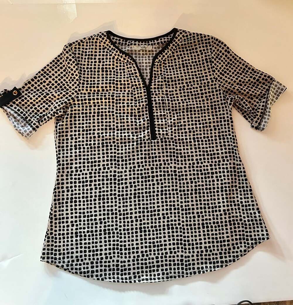 Ivy Ridge Tan with black pattern short sleeve blouse medium